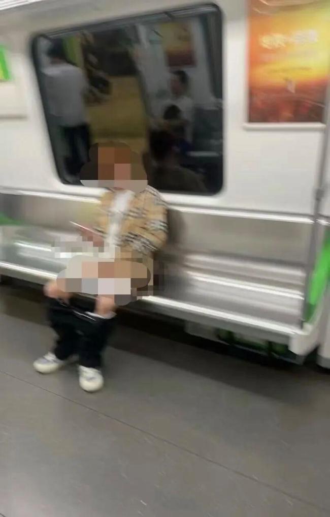 警方通报男子在地铁做不雅动作