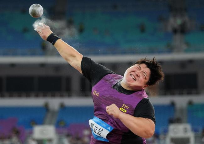 巩立姣实现女子铅球全运会五连冠 告别之战泪洒赛场