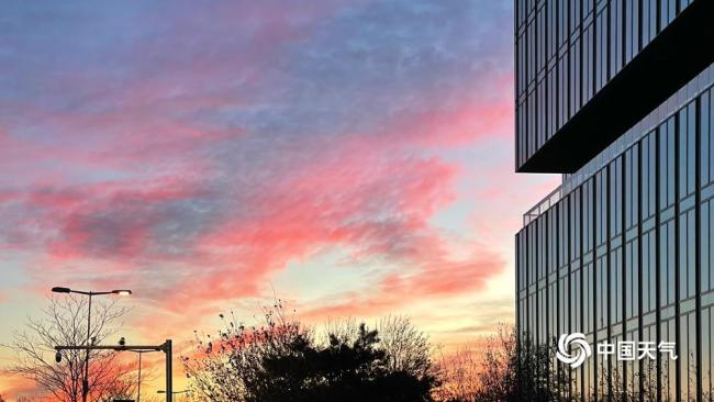 降温中的一抹温柔！北京今晨气温低迷天空现粉色朝霞
