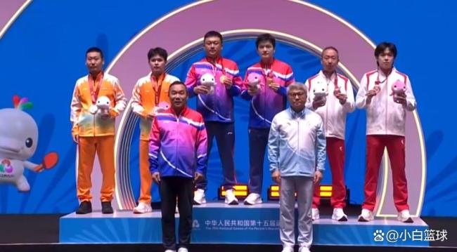 樊振东站上最高领奖台引全场欢呼 卫冕男单冠军成功