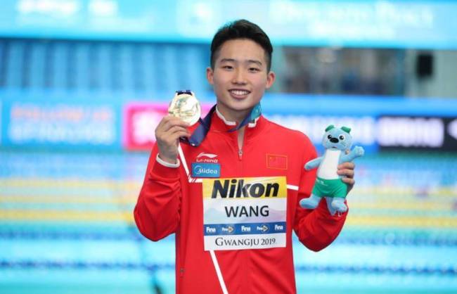 王宗源回应给全红婵戴全运会金牌