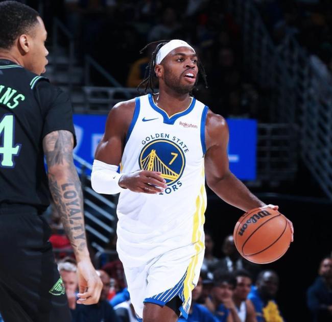 勇士轻取鹈鹕 库里手感冰凉仅9分 团队篮球展现新可能