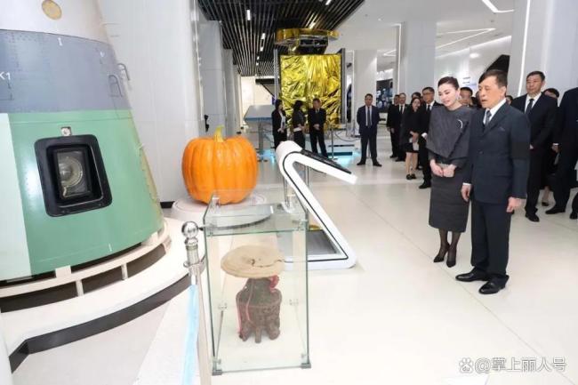 47岁苏提达惊艳北京航天城,泰丝套装很别致,“总能比诗妮娜显高贵” 国宴级气质获赞