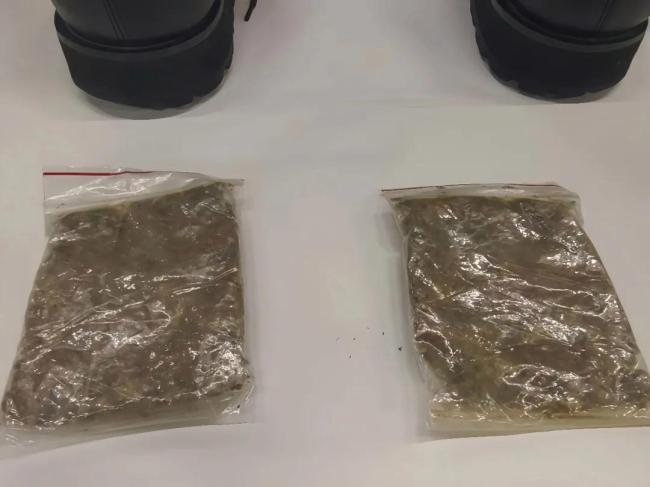 男子鞋内藏24.3克大麻入境被查 海关严打毒品走私