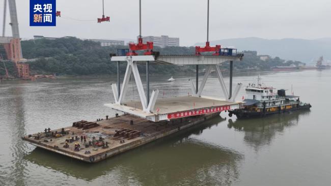 黄桷沱长江大桥首节钢桁梁吊装完成 开启上部结构拼装新篇章