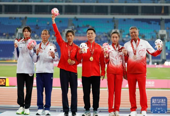 女子三级跳远曾锐夺得铜牌赛场热泪盈眶，感动