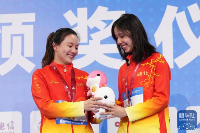 彭旭玮获得女子200米仰泳金牌 湖北队夺冠瞬间