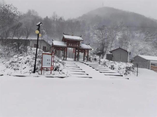武汉黄陂清凉寨景区下雪了 初雪提前23天降临