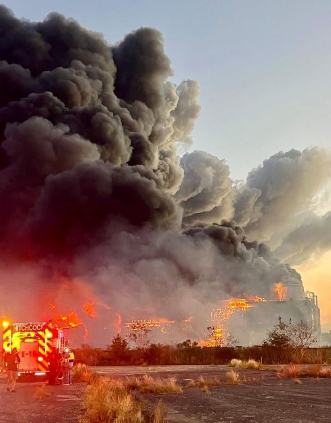 美國得州一退役發電廠發生大火 濃煙彌漫多地