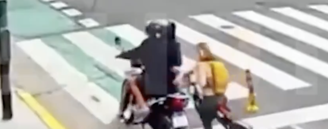 俄女子遇抢劫反将劫匪拽下车