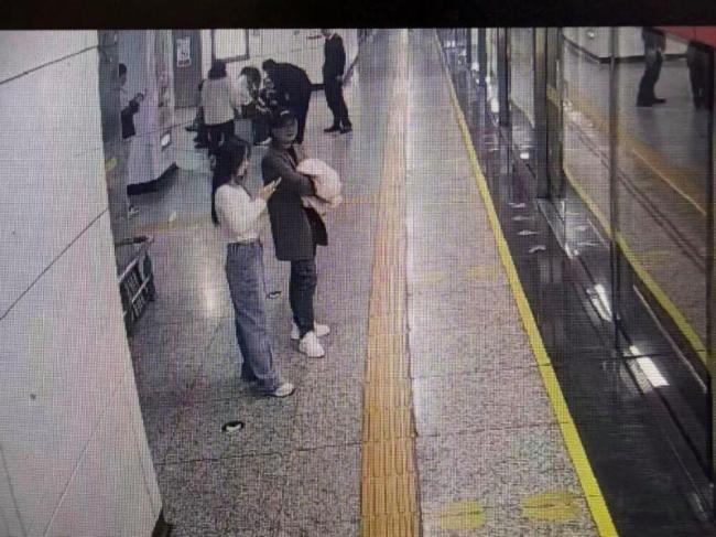 女子在地铁站突然晕倒 众人接力救助 城市温情故事集