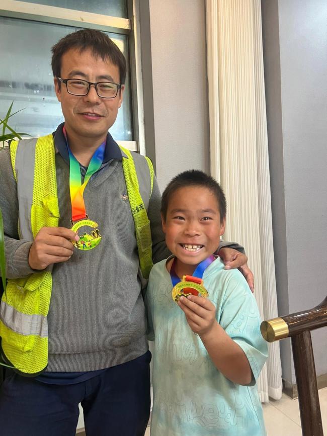 父亲辞职给多动症儿子办休学 千里徒步圆满结束