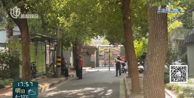 上海一私家车堵住救护车去路!