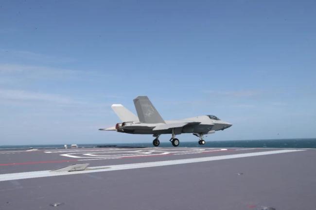 福建舰入列后首次海上实兵训练 多型舰载机完成起降训练