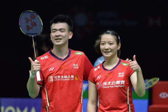 郑思维错穿黄雅琼球衣，全运会混双赛场引爆笑一幕！