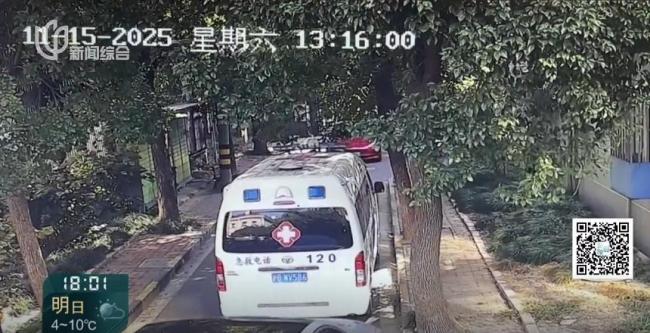 上海一私家车堵住救护车去路!