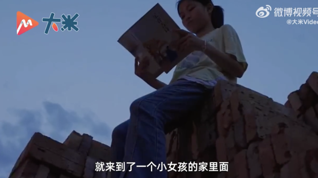 暗灯下读书的女孩有了专属房间 梦想书屋点亮希望