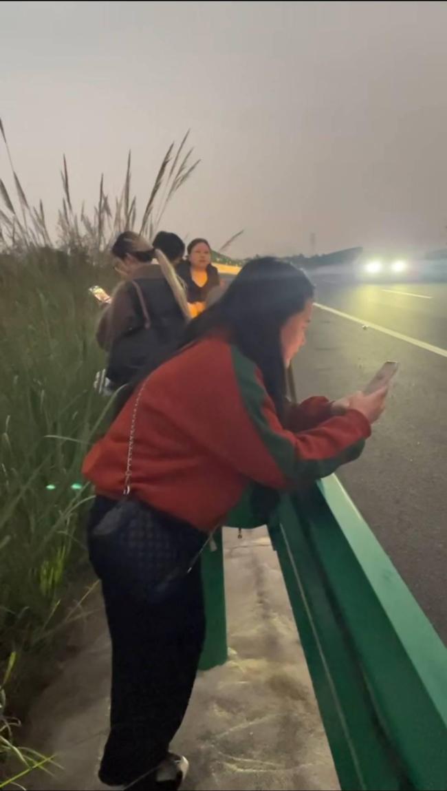 客车抛锚 48人被困高速路两个半小时 应急机制遭质疑