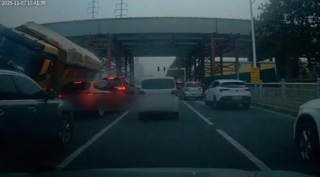 渣土车侧翻事故遭难者家属发声 质疑超载改装问题