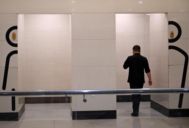 公厕标识抽象化 让人哭笑不得的“谜题”