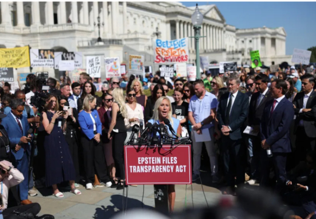 特朗普为何在爱泼斯坦案上罕见低头 政治现实的妥协