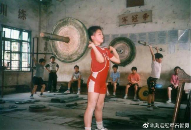 石智勇亲吻杠铃告别22年职业生涯 泪洒赛场宣告退役