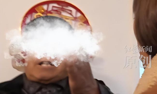 新东说念主结婚老东说念主冲进家里“讨喜” 强行要钱激发争议