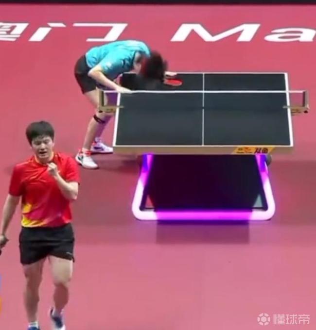 王楚钦输球后头砸球台 不敌樊振东情绪失控