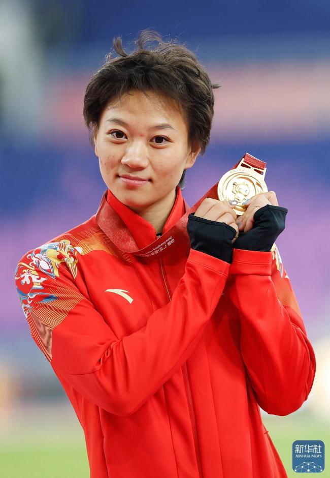 谈梦怡获得十五运会女子跳远金牌 江苏队夺冠瞬间