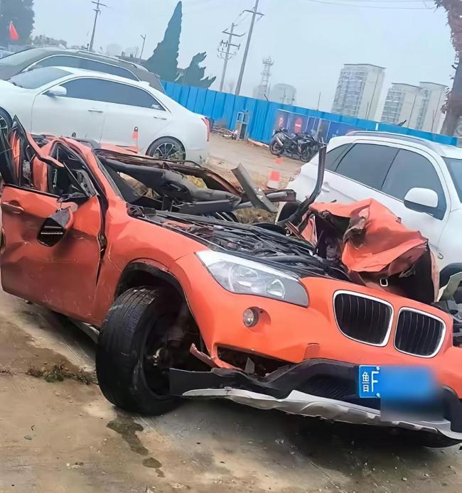 渣土车侧翻压死女老师 肇事车严重超载 超载改装酿悲剧