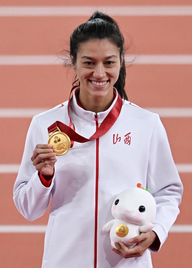 郑妮娜力女子七项全能夺冠 颁奖仪式举行