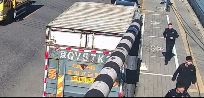 接到这通电话 网约车司机把车开进了派出所