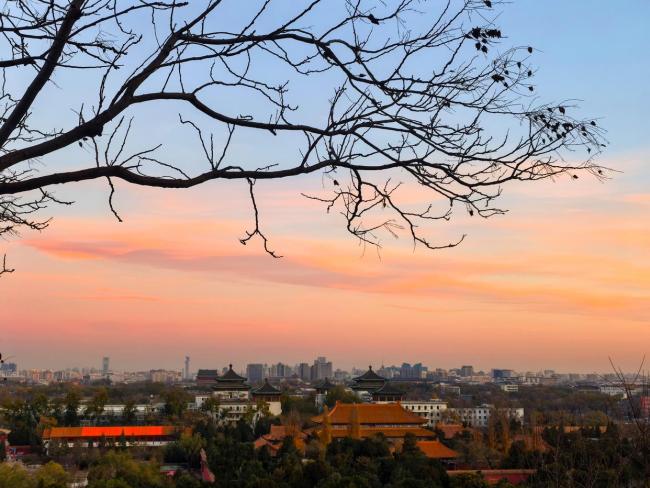 游东谈主登景山万春亭不雅早霞