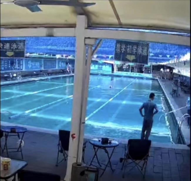 男子在泳池溺亡近30分钟无人施救 救生员未及时施救引发争议