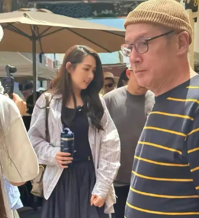 郭碧婷现身医院陪爸爸复诊 尽孝心显真情