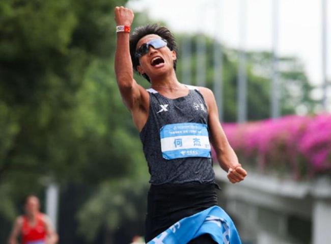 全运马拉松争议一幕：领跑者蛇形走位 战术博弈引热议