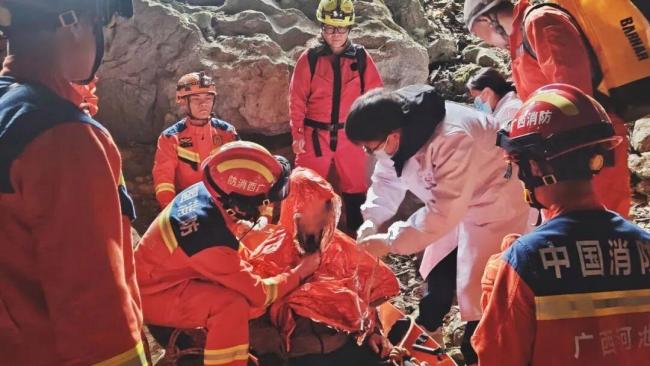 独自进洞穴失联男子靠喝地下水生存 奇迹生还