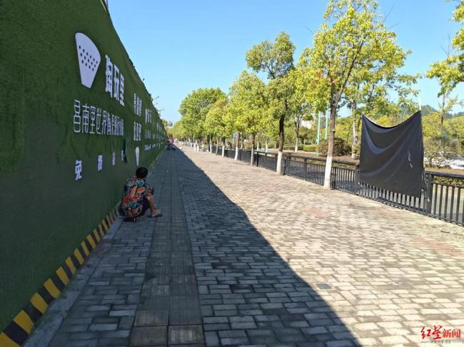 38岁男子守了鸡排哥一个月蹭流量 直播之路艰难求生