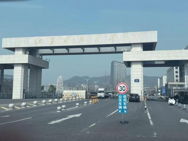 高中毕业生伪造履历当上博导 名校光环下的谎言