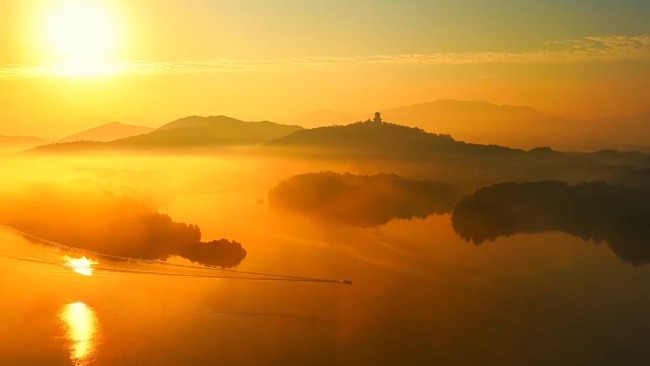 冬日平天湖上演水墨幻境 晨霧泛舟如行畫中