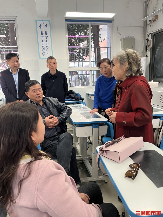 88岁老师再上讲台给花甲学生上课 46年师生情重温