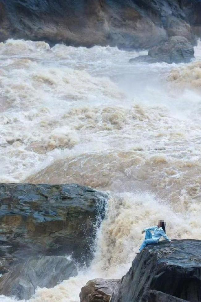 虎跳峡发疯石禁入 村民收费带路 安全隐患引热议