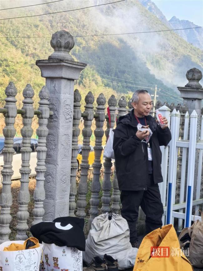 荒野选手赛前最后1小时疯狂“进补” 能量满满迎挑战