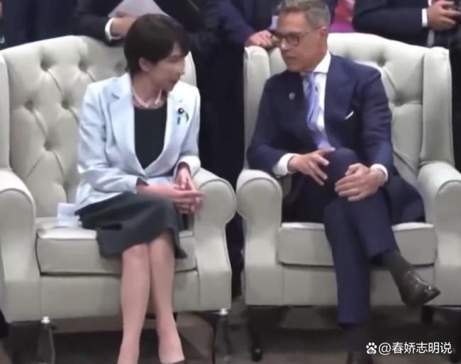 高市早苗尬笑表情 迟到引发国际群嘲