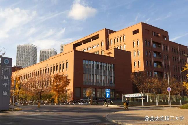 大連理工大學(xué)各學(xué)院已穿好“秋衣” 秋日浪漫定格