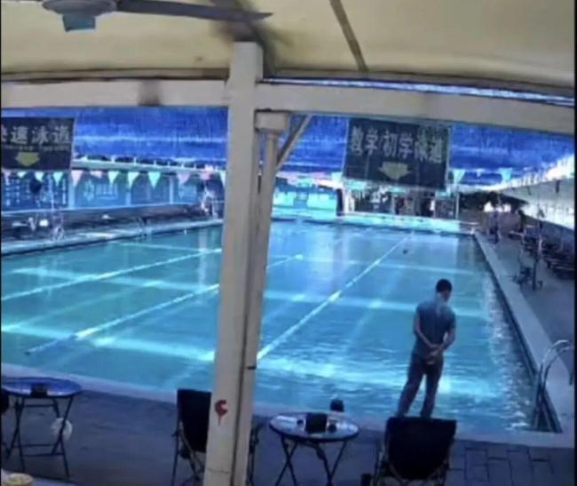 35岁二级运动员在泳池溺亡 救生员未及时施救引发争议