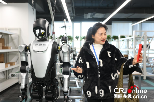外国网红提前体验“未来已来” 机器人科技重塑生活