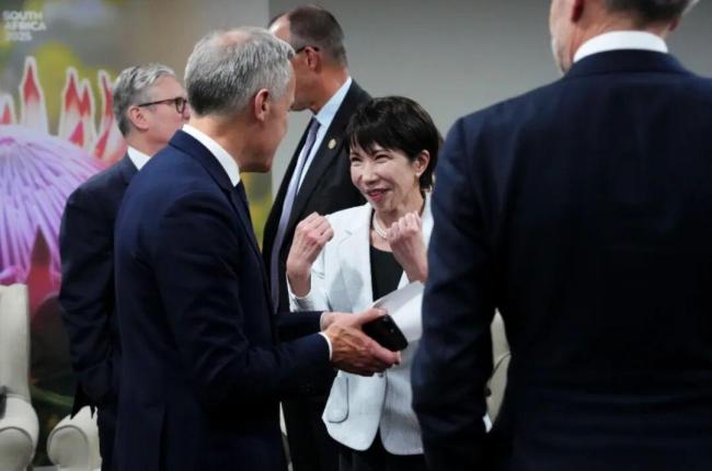 高市早苗努力表演不如一把椅子火 外交失态引群嘲