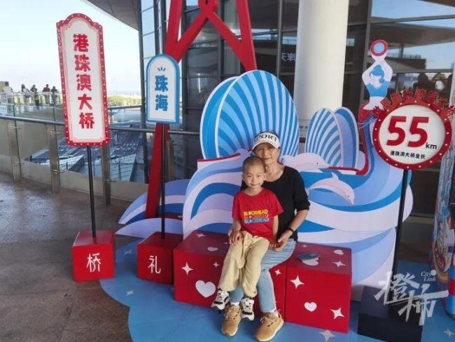 男孩從小到處旅游上小學(xué)不習(xí)慣 校長(zhǎng)老師齊助適應(yīng)