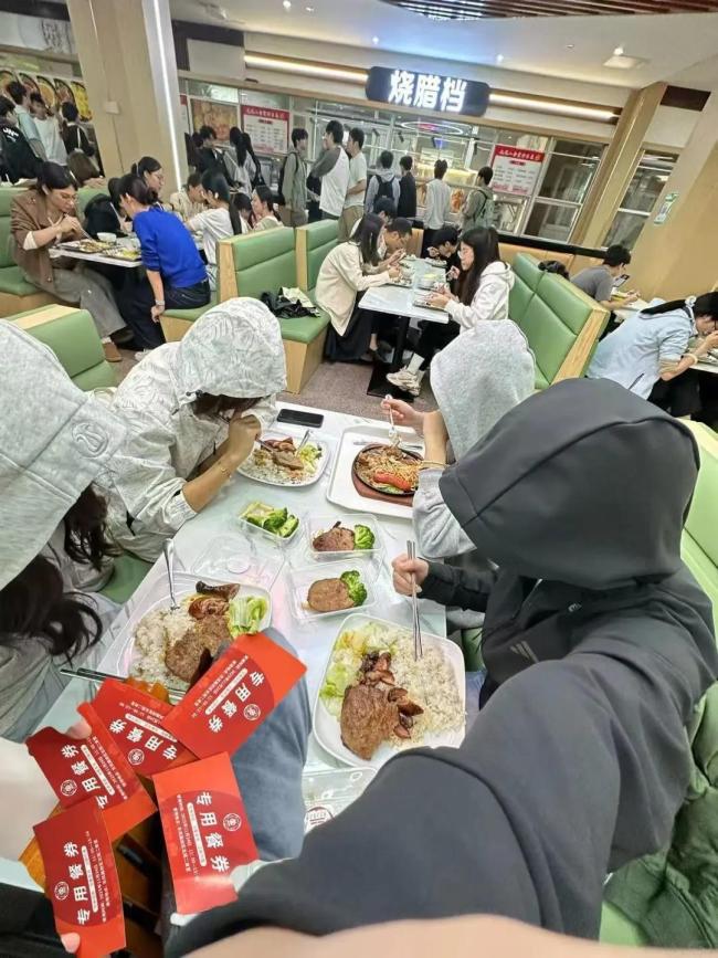 广东一高校请6万师生吃牛扒 喜讯连连共享荣耀